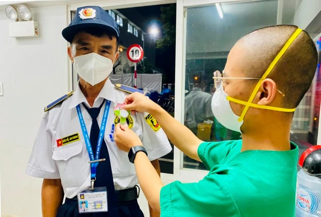 Đại đức Thích Tâm Quang cài hoa Vu lan