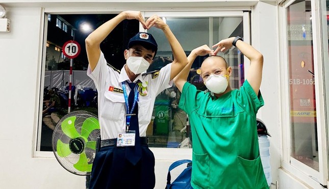 "Con đang thở cho ba, con đang mỉm cười cho má"