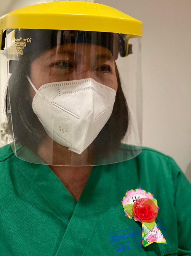 Xúc động khi còn được cài hoa hồng