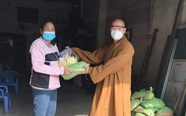 Trao các phần quà đến bà con khó khăn nhân mùa Vu lan Trao các phần quà đến bà con khó khăn nhân mùa Vu lan