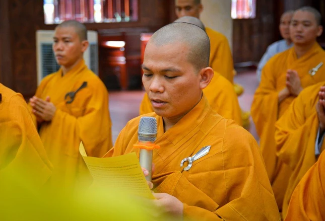 Chư Tăng chùa Minh Đạo tác bạch khánh tuế đến Hòa thượng viện chủ