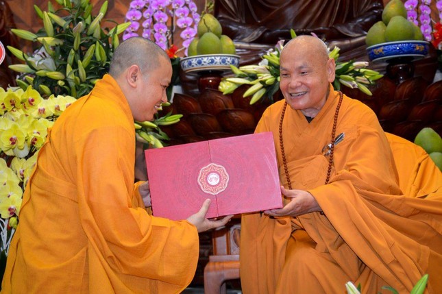 Hòa thượng Thích Thiện Nhơn trao quà đến chư tôn đức Hòa thượng Thích Thiện Nhơn trao quà đến chư tôn đức