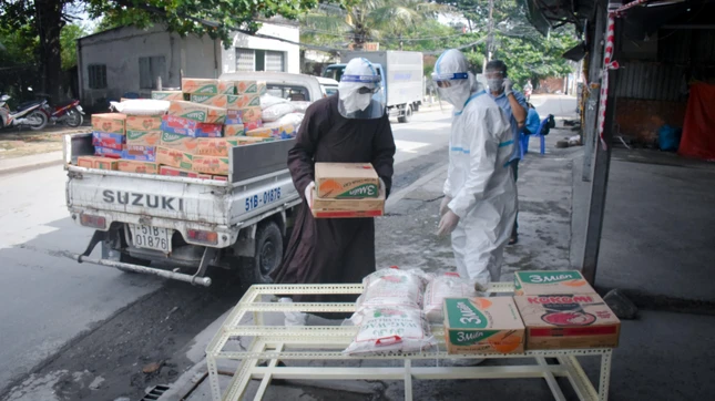 Thượng tọa Thích Trí Chơn trực tiếp tặng quà đến bà con khu cách ly