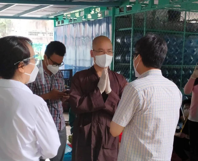 Đại đức trụ trì chùa Nam Thiên Nhất Trụ cảm ơn Phó Thủ tướng Vũ Đức Đam đã tới thăm hỏi, động viên - Ảnh: TN