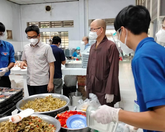 Phó Thủ tướng Vũ Đức Đam đến kiểm tra bếp ăn chùa Nam Thiên Nhất trụ sáng 28-8 - Ảnh: NT Phó Thủ tướng Vũ Đức Đam đến kiểm tra bếp ăn chùa Nam Thiên Nhất trụ sáng 28-8 - Ảnh: NT