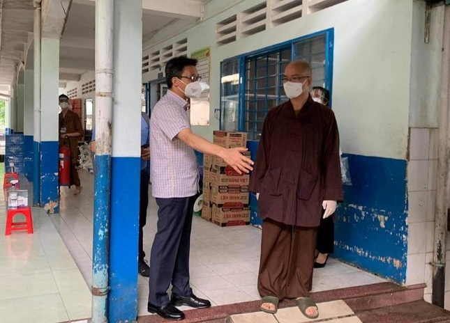 Phó Thủ tướng Vũ Đức Đam dặn dò một số khâu trong việc nấu các suất cơm đến tuyến đầu - Ảnh: TN Phó Thủ tướng Vũ Đức Đam dặn dò một số khâu trong việc nấu các suất cơm đến tuyến đầu - Ảnh: TN