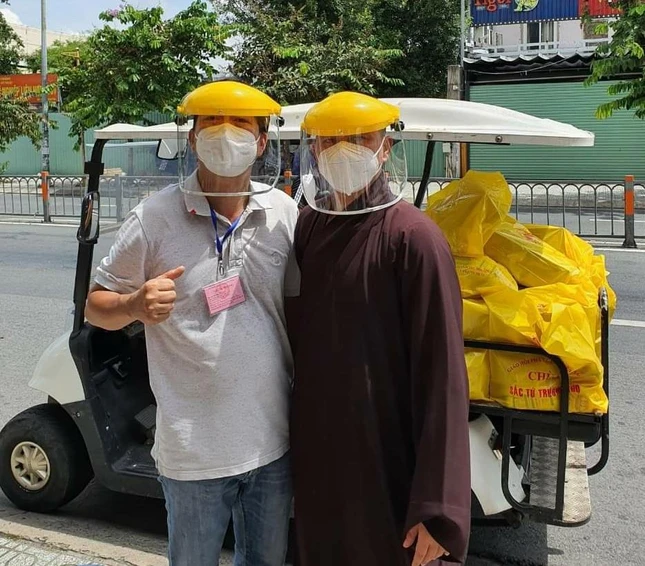 Các phần quà chùa Sắc Tứ Trường Thọ gửi tặng bà con khó khăn