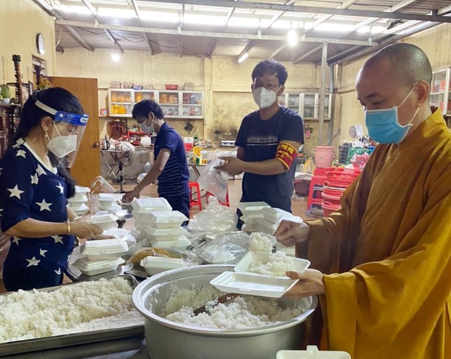 Thượng tọa trụ trì chùa Thiền Giác cùng Phật tử chuẩn bị các suất cơm - Ảnh: Thiền Giác