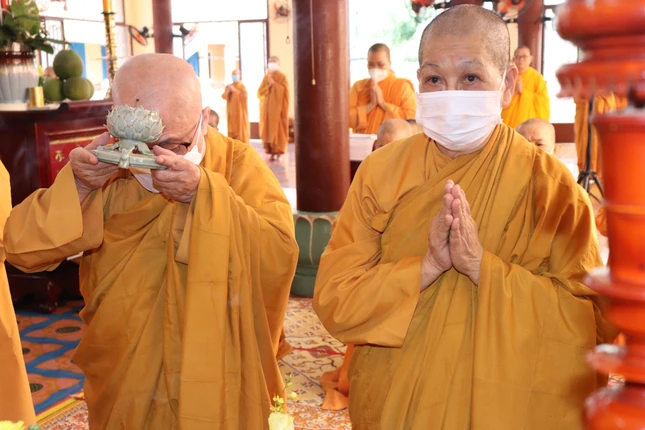 Dâng trầm - Ảnh: Ban TT NGKS