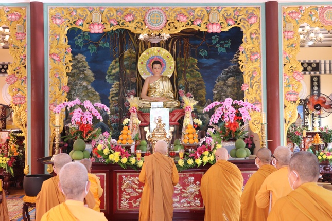 Lễ Phật - Ảnh: Ban TT NGKS