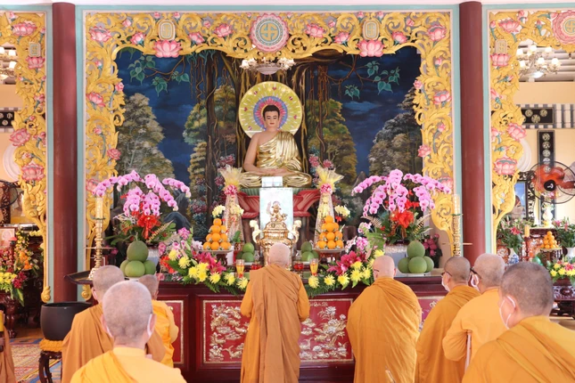 Lễ Phật - Ảnh: Ban TT NGKS