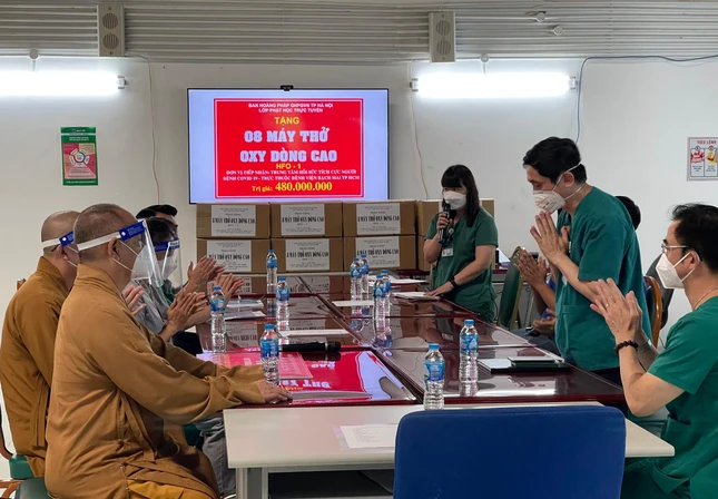 Chư tôn đức tại buổi trao tặng máy thở