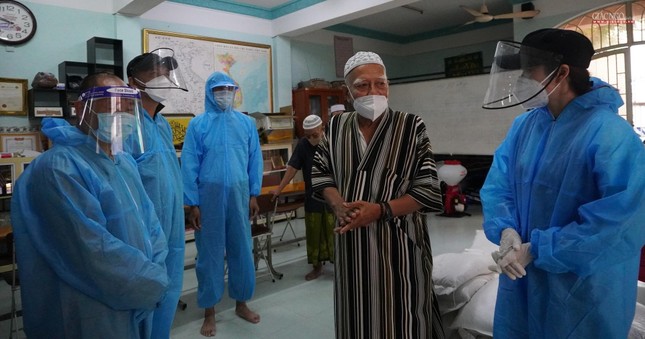 Ông Haji Kim Sô, Giáo cả Thánh đường Hồi giáo Jamiul Anwar cảm ơn mạnh thường quân Ông Haji Kim Sô, Giáo cả Thánh đường Hồi giáo Jamiul Anwar cảm ơn mạnh thường quân