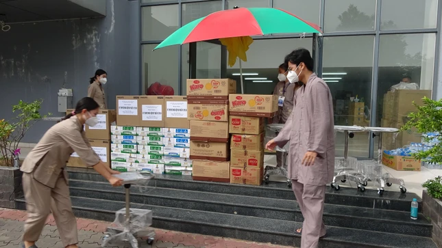 Các phần quà tặng tình nguyện viên Phật giáo