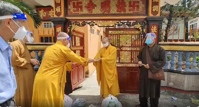 Chư tôn đức Phật giáo quận 8 đến thăm hỏi và tặng rau củ, cùng tiền mặt tới các chùa gặp khó khăn trên địa bàn quận 8