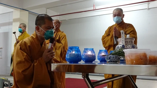 Chư tôn đức niêm hương bạch Phật