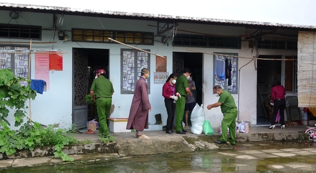 Phối hợp cùng với các lực lượng tại phường Cát Lái tặng quà đến tận từng phòng trọ