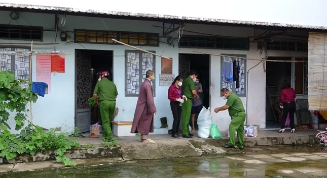 Phối hợp cùng với các lực lượng tại phường Cát Lái tặng quà đến tận từng phòng trọ