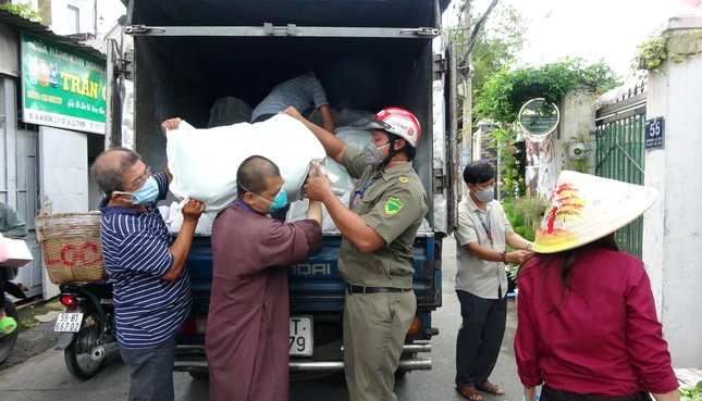 Mỗi người dân nhận được 10 kg gạo và nhiều nhu yếu phẩm