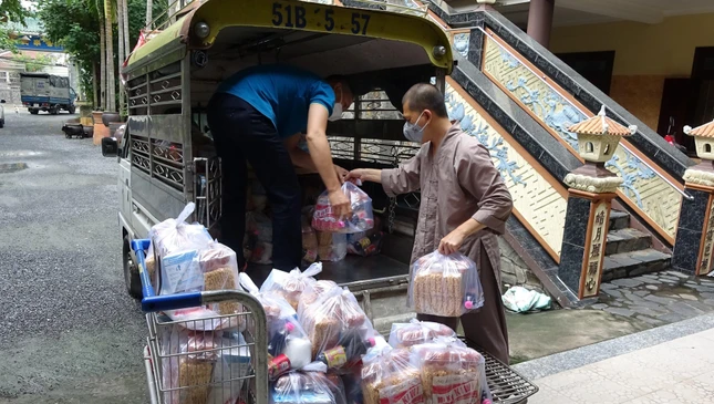 Vận chuyển lên xe chở đến người dân