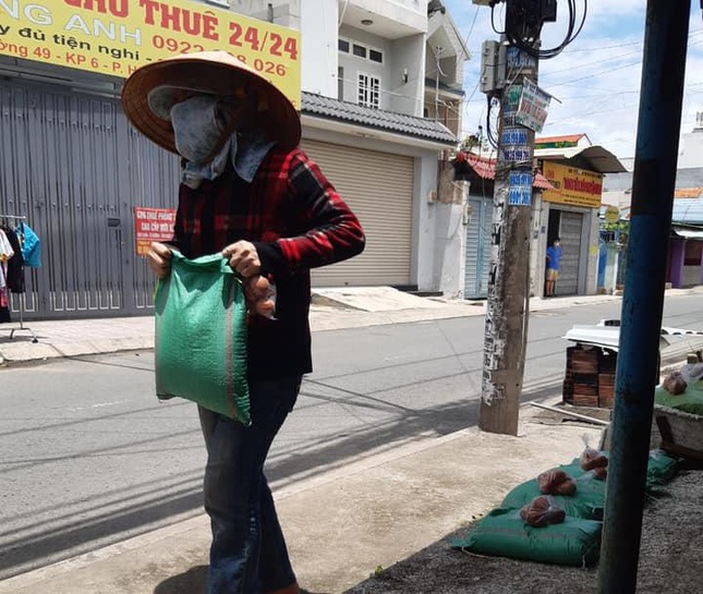 Được gửi tặng đến bà con khu xóm trọ - Ảnh: MG Được gửi tặng đến bà con khu xóm trọ - Ảnh: MG