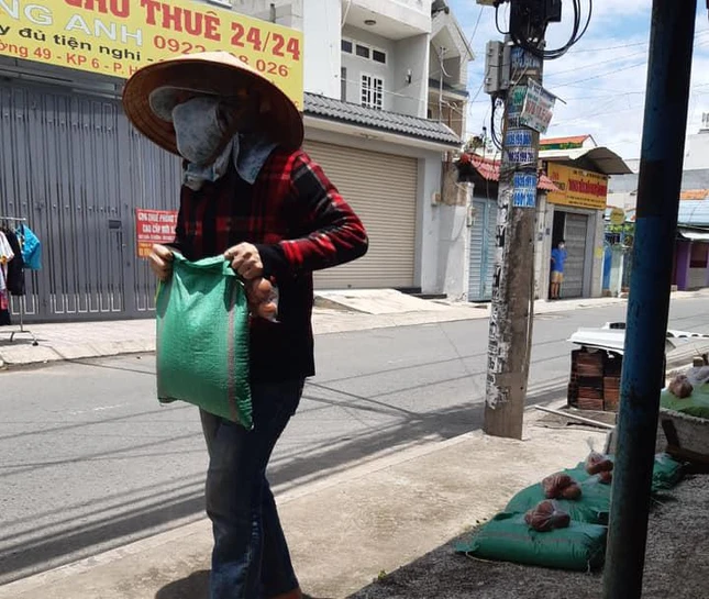 Được gửi tặng đến bà con khu xóm trọ - Ảnh: MG