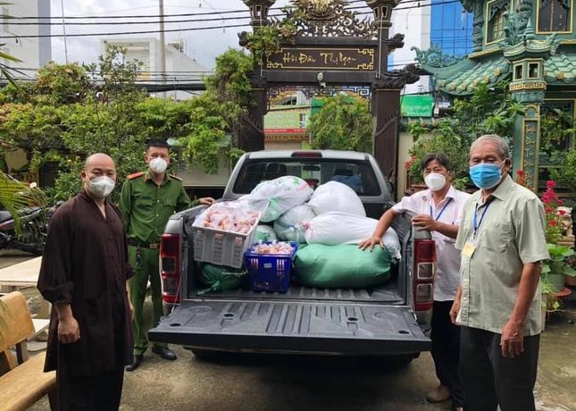 Những phần quà được vận chuyển đến các khu trọ tặng cho người dân khó khăn - Ảnh: MG