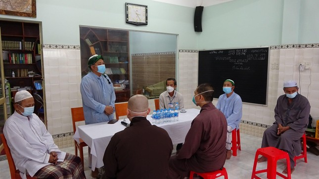 Ông Haji Ysa Umơ thay mặt tín đồ Hồi giáo cảm ơn đoàn chư tôn đức đã đến thăm, tặng quà