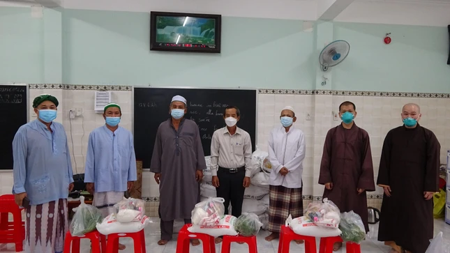 200 phần quà, mỗi phần gồm: 10kg gạo, 16 gói mỳ tôm, nước tương, cá hộp, 3 kg rau