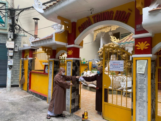 Cúng dường chùa Trung Hòa