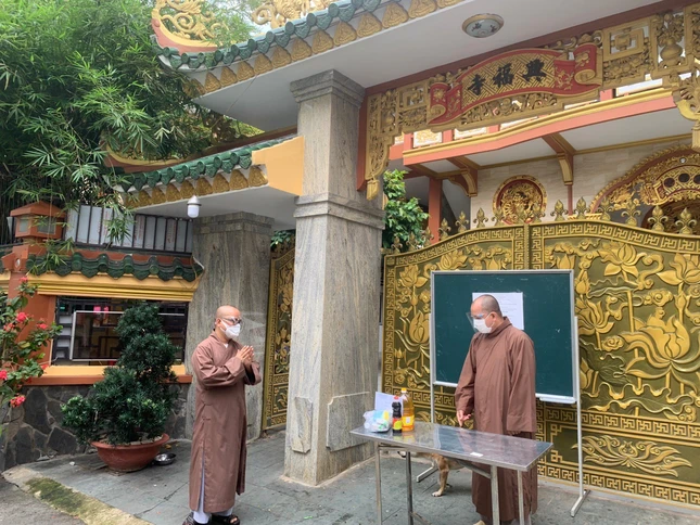 Cúng dường đến chùa Hưng Phước