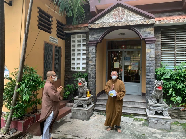 Cúng dường đến chùa Khánh Hưng