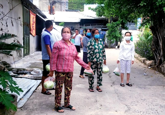 Người dân tại khu vực phong tỏa nhận quà do chùa Kỳ Viên Trung Nghĩa trao tặng