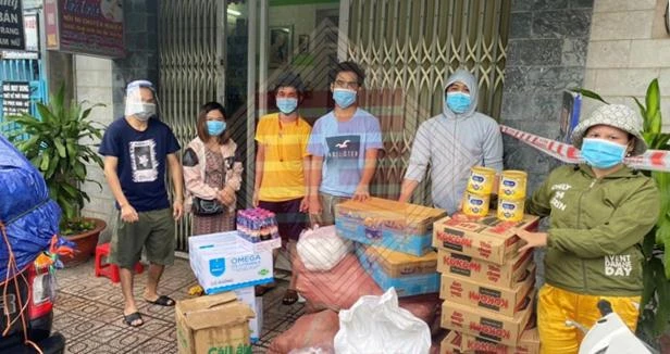 Đoàn tặng quà đến bà con tại phường Phú Hữu - Ảnh: Thiền Giác Đoàn tặng quà đến bà con tại phường Phú Hữu - Ảnh: Thiền Giác