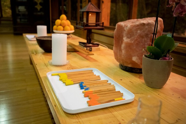 Trước ngày đối thú an cư, tại các xóm của Làng Mai đã diễn ra lễ đếm thẻ để xác định số người tham dự trọn vẹn 3 tháng an cư