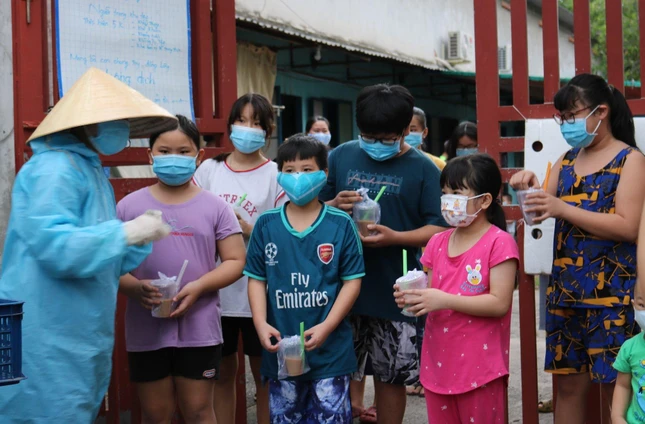 Trà sữa cùng quà trung thu được tặng đến các em - Ảnh: CGH