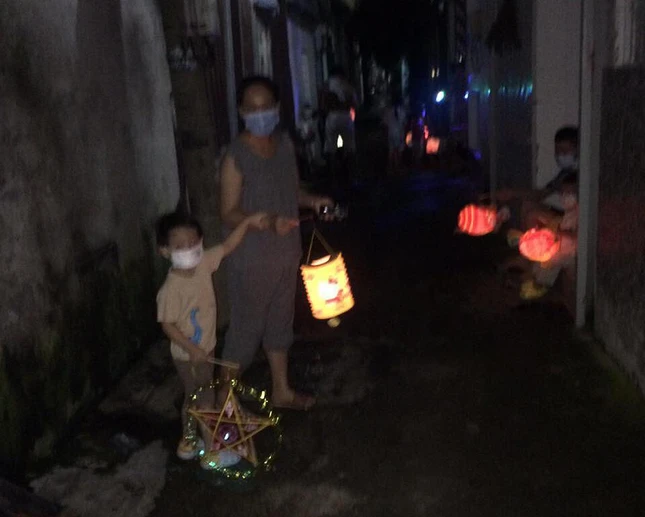 Niềm vui các em nhỏ được nhận lồng đèn trung thu - Ảnh: MG