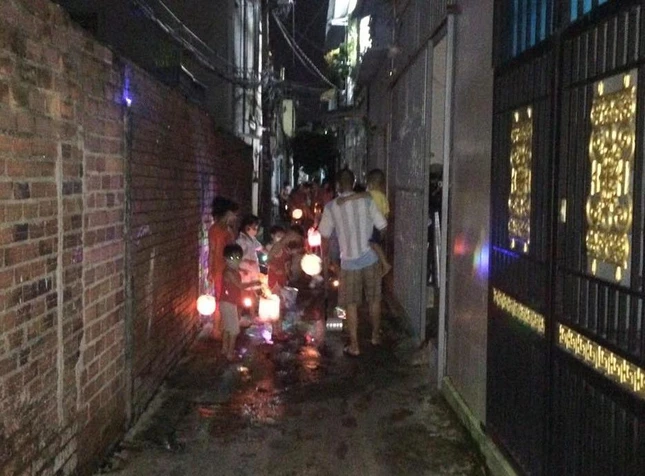 Ánh sáng của chiếc lồng đèn trung thu, cùng tiếng reo cười của trẻ làm khu trọ thêm sinh khí - Ảnh: MG
