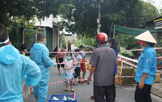 Những phần quà đến các em ở khu cách ly - Ảnh: CGH