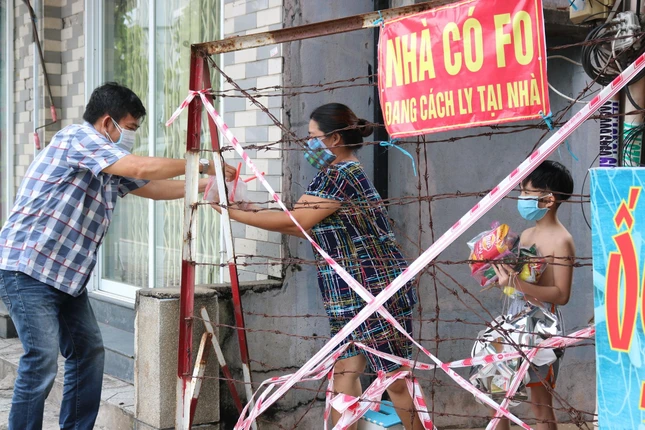 Tặng quà đến khu cách ly - Ảnh:CGH