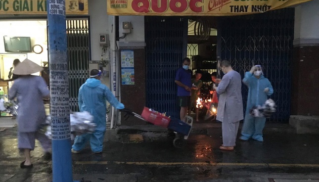 Những phần quà trung thu đến các em nhỏ gần chùa Giác Huệ - Ảnh: CGH