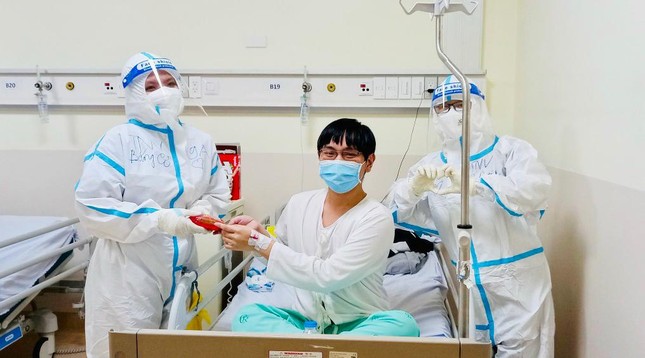 Bánh trung thu được tình nguyện viên tặng đến bệnh nhân