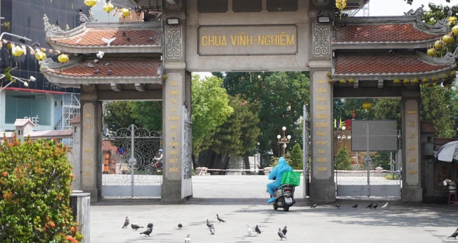 Nhiều đơn vị tới nhận suất cơm trưa bằng nhiều hình thức vận chuyển khác nhau