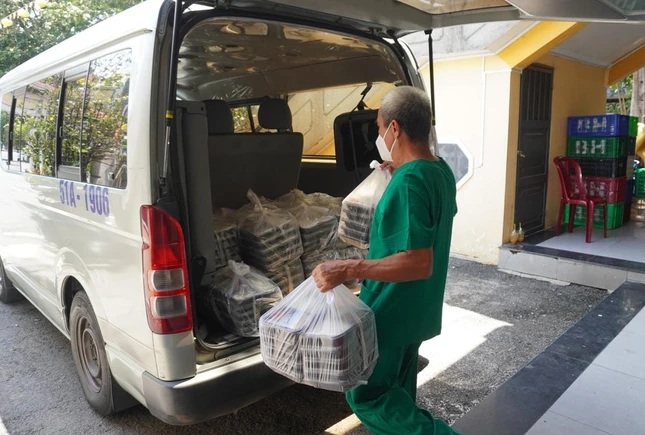 Mỗi ngày nấu trung bình 10.000 suất cơm phục vụ lực lượng y tế, tuyến đầu chống dịch