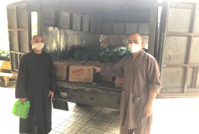 Đại đức Thích Hạnh Trung quản lý Nhà tình thương An Lạc tiếp nhận 1 tấn gạo do chùa Minh Giác tặng - Ảnh: Đồng Quảng