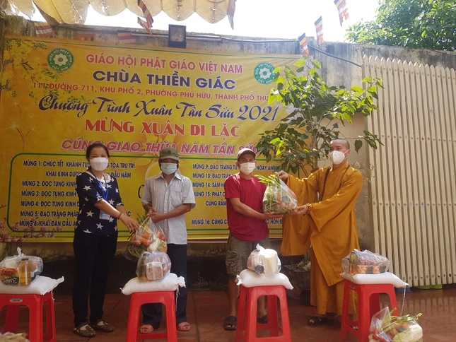 Các phần quà được trao tại chùa Thiền Giác - Ảnh: TG