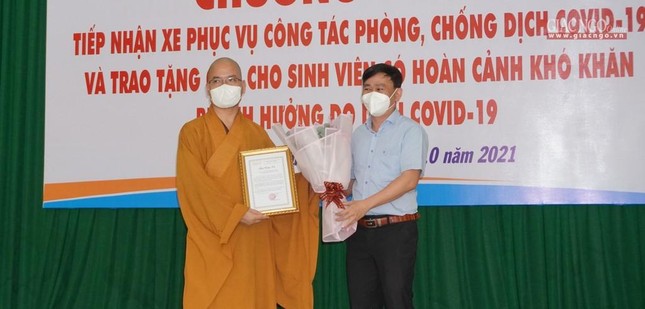 Ông Nguyễn Hữu Anh Tứ, Phó Chủ tịch UBND TP.Thủ Đức trao thư cảm ơn đến Đại đức Thích Minh Đạo