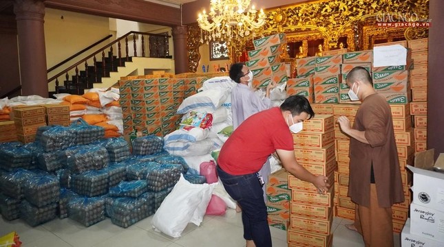 Ngoài tặng hơn 3.000 suất quà đến sinh viên khó khăn, chùa cùng dành 2.000 phần quà tặng đến người dân khó khăn khi đến liên hệ chùa