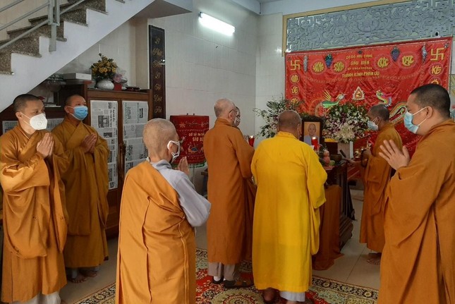 Chư tôn đức Chứng minh Ban Trị sự GHPGVN quận Gò Vấp cử hành khóa lễ nhập kim quan - Ảnh: Quảng Lạc