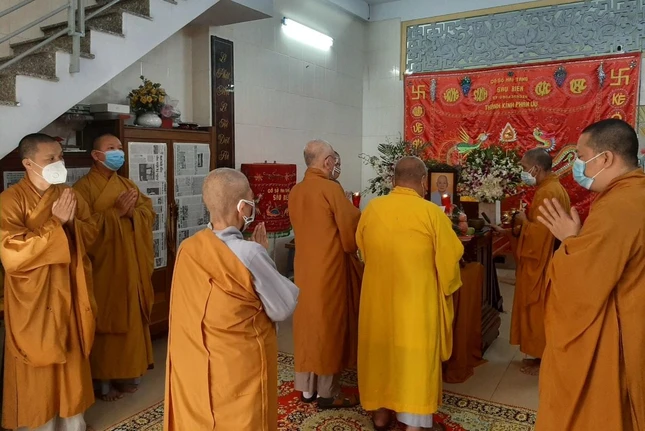 Chư tôn đức Chứng minh Ban Trị sự GHPGVN quận Gò Vấp cử hành khóa lễ nhập kim quan - Ảnh: Quảng Lạc Chư tôn đức Chứng minh Ban Trị sự GHPGVN quận Gò Vấp cử hành khóa lễ nhập kim quan - Ảnh: Quảng Lạc